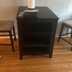 kitchen table w/storage and usb comes w/two chairs 