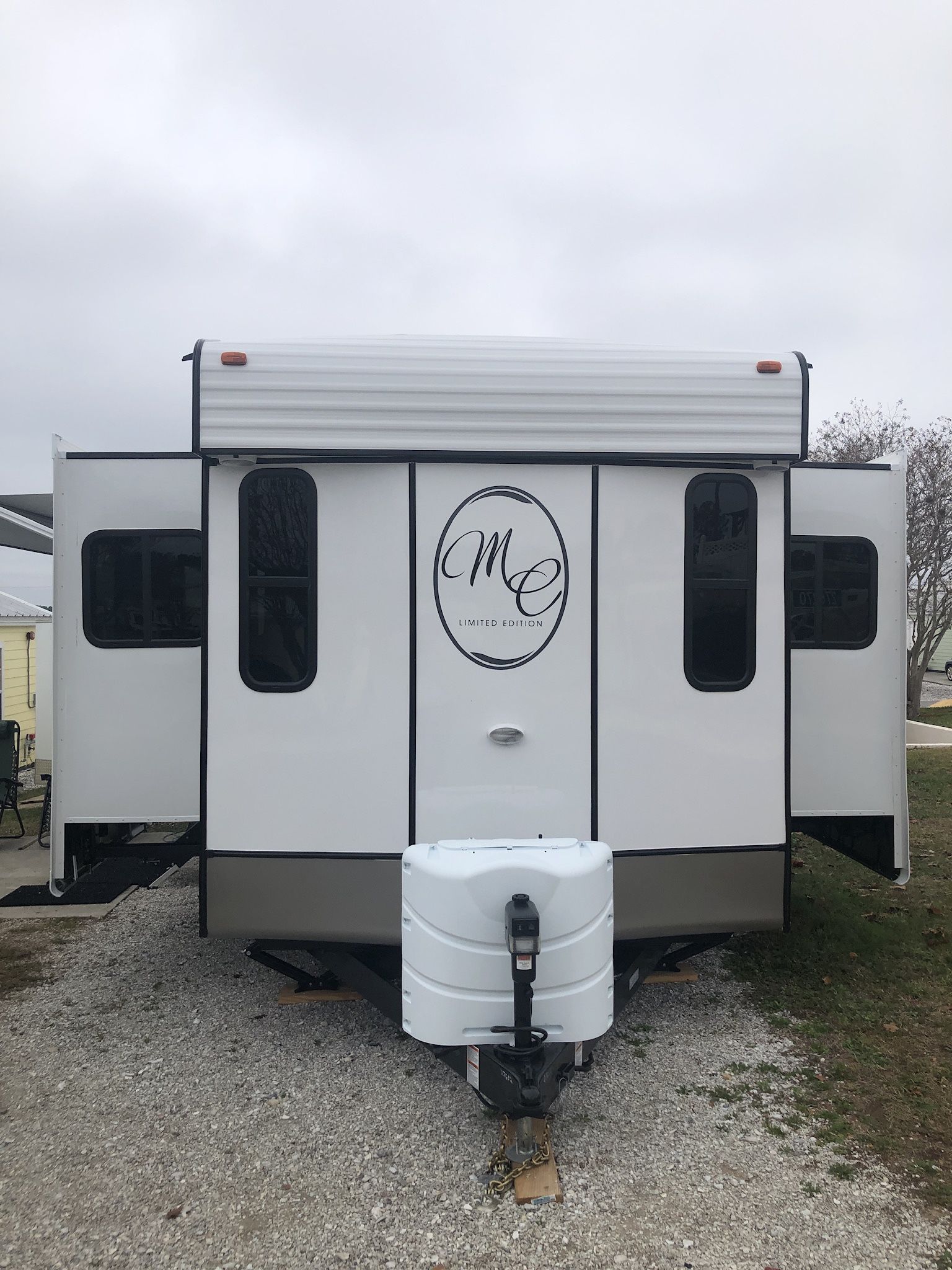 2021 Travel trailer 42 foot