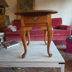 Classical Vintage Broyhill Table With 1 Drawer Oval 