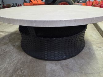 4ft round table..19.. Tall..