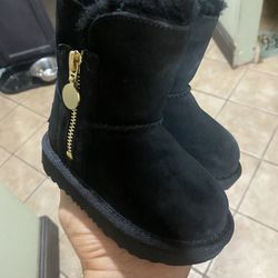 UGG Bailey Zip Short Boot 'Black'  Toddler Size 6