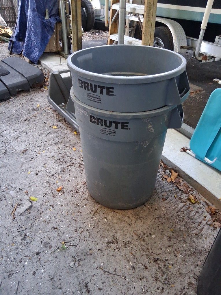2 Reg Size Brute Trash Cans No Lids Great For Yard Work 