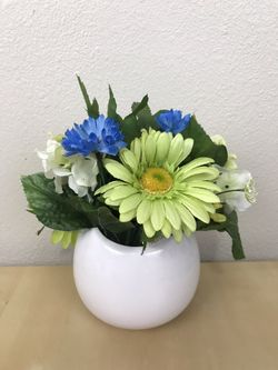 New white Flower Vase Pot with Flowers