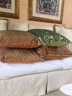 Decorative pillow with jewels