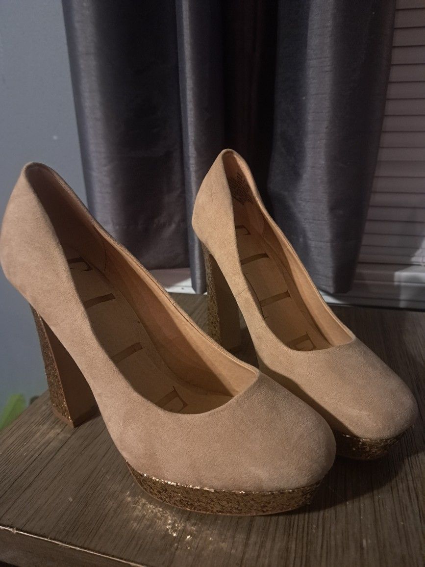 Size 8 Elle Heels With Gold Glitter 