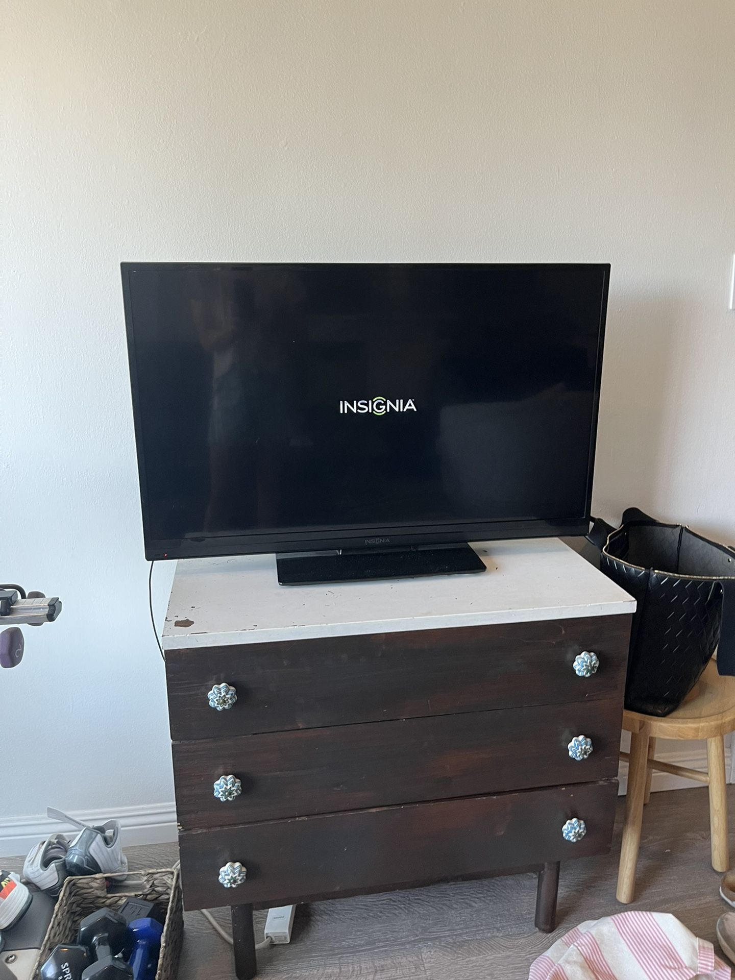 35” Insignia TV