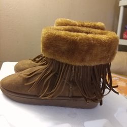Cute put on and go https://offerup.com/redirect/?o=Ym9vdHMuSW4= good condition,hardly worn size 6