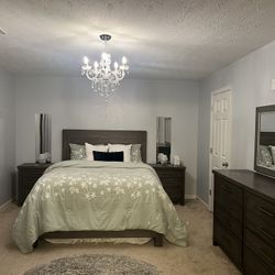 King Size Bed With 2 Nightstand  Dresser And Mirror 