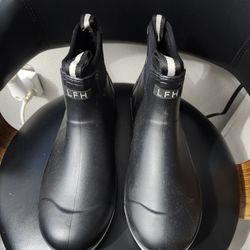 Mens (9.5) Water Proof Shoes