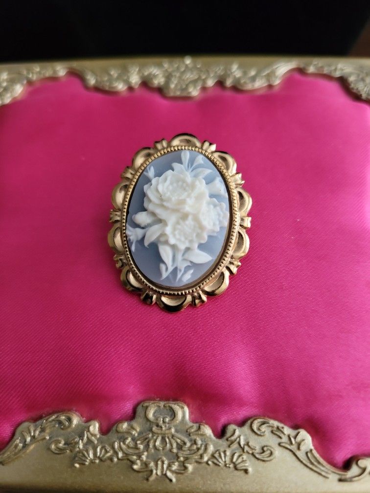 Vintage Blue White Floral Cameo Brooch Pin Goldtone Setting 1"×1.25" Small F8