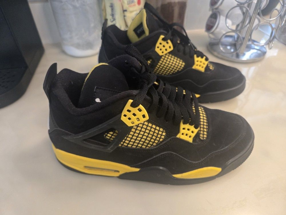 Nike Jordan 4 Retro Thunder (Great Condition)