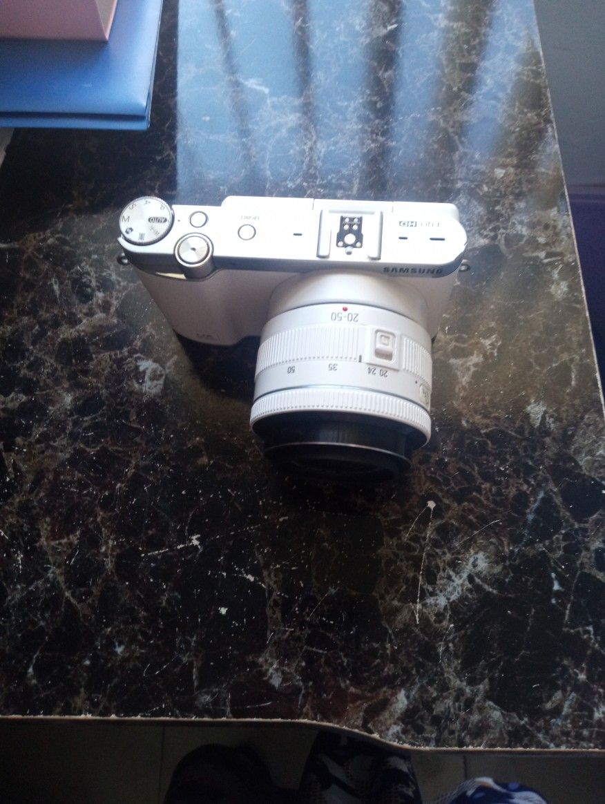 SAMSUNG NX3000 Mirrorless Digital Wireless Camera 