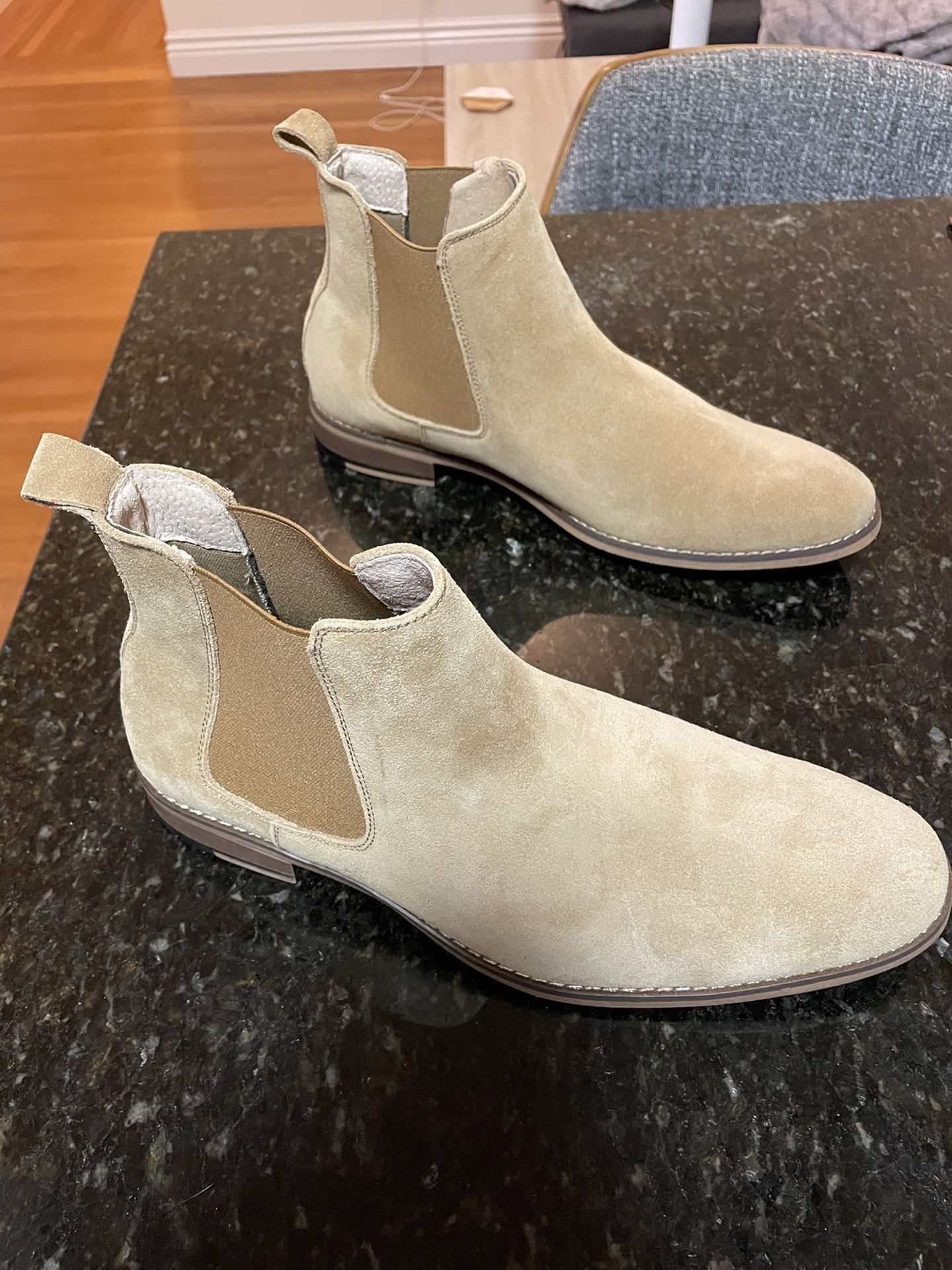 Mens 9.5 Tan/Beige Chelsea Boots