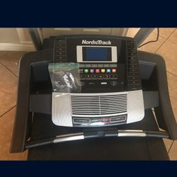 NORDICTRACK C700 TREADMILL ( LIKE NEW & DELIVERY AVAILABLE TODAY)