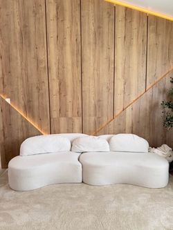 White Curved Sofa – Excellent Condition