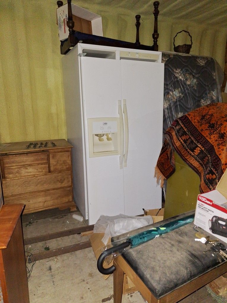 Whirlpool ESTATE Side By Side Refrigerator/Freezer