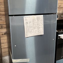 NEW 28” Top-Freezer Refrigerator GE 17.5cu.ft. (Stainless Steel) 