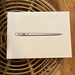 2015 MacBook Air 13” 1.6 GHz Dual-Core i5 8 gb 128 gb SSD