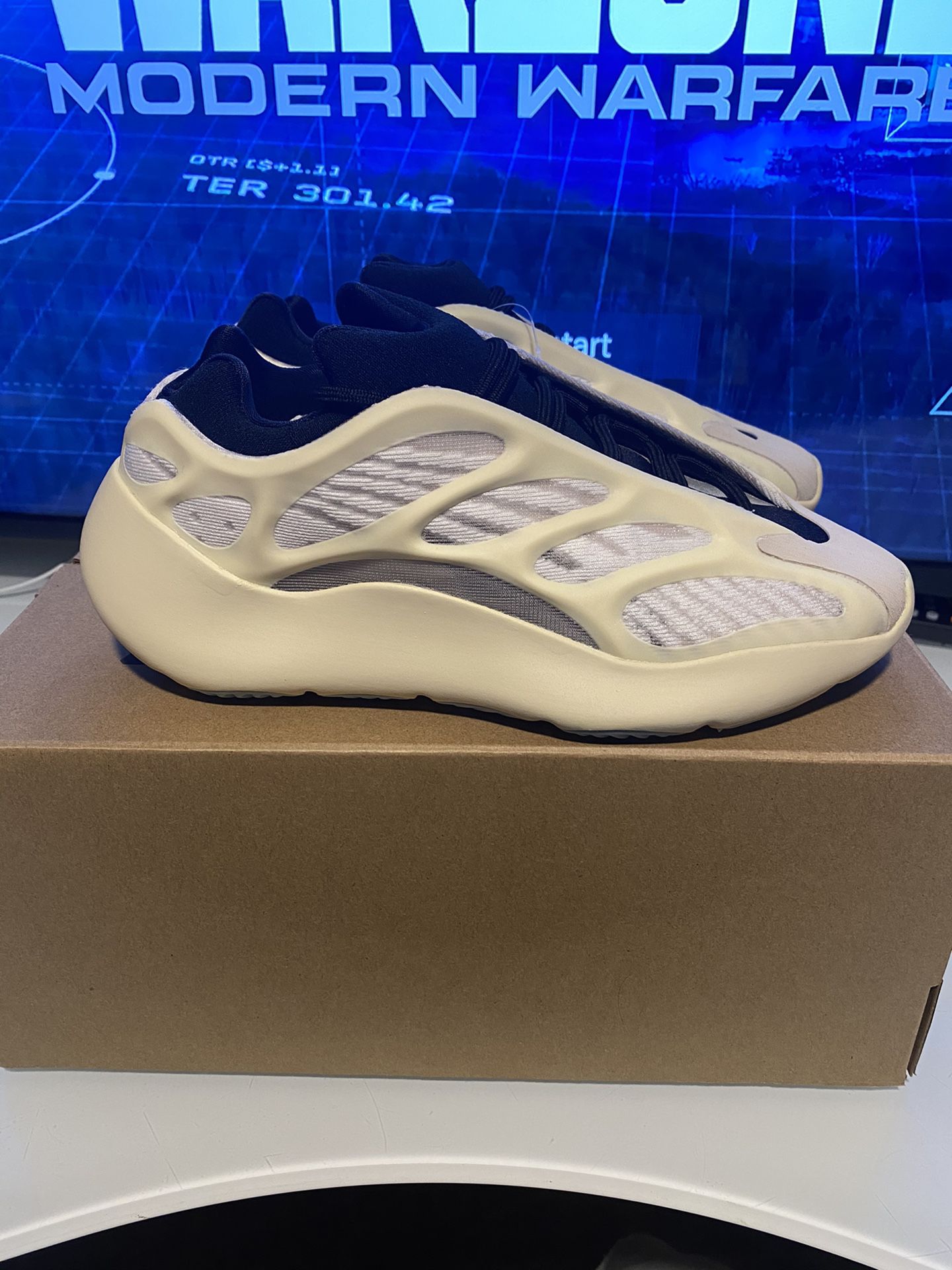 Adidas YEEZY 700 V3 Azael FW4980 men’s size 6 for Sale in Tampa, FL ...