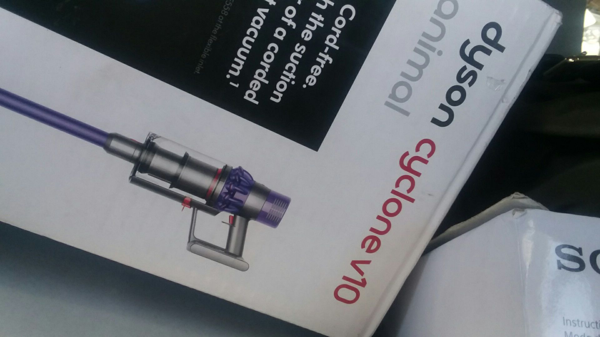 Dyson v10 vaccuum beand new)
