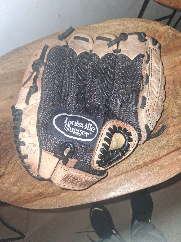 Louisville Slugger Baseball Glove