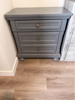 Ashley Furniture Nightstand (B719-92)