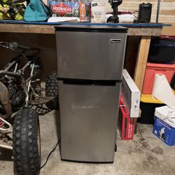 Magic Chef Mini Fridge/freezer