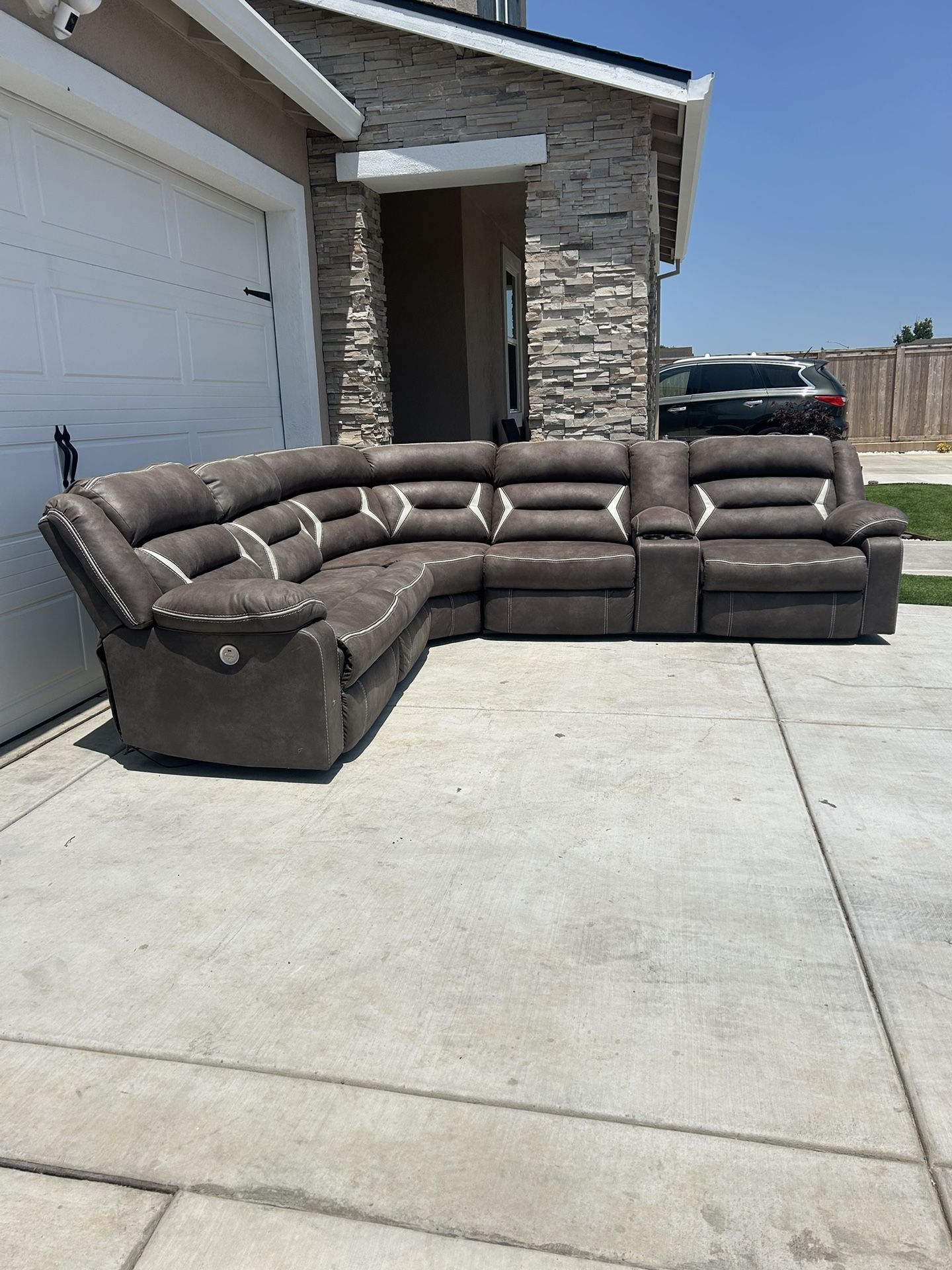 Beautiful Leather Recliner Sectional (Delivery Available)