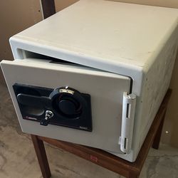 Sentry Safe 4-Pin Door adjustable /removable shelf
