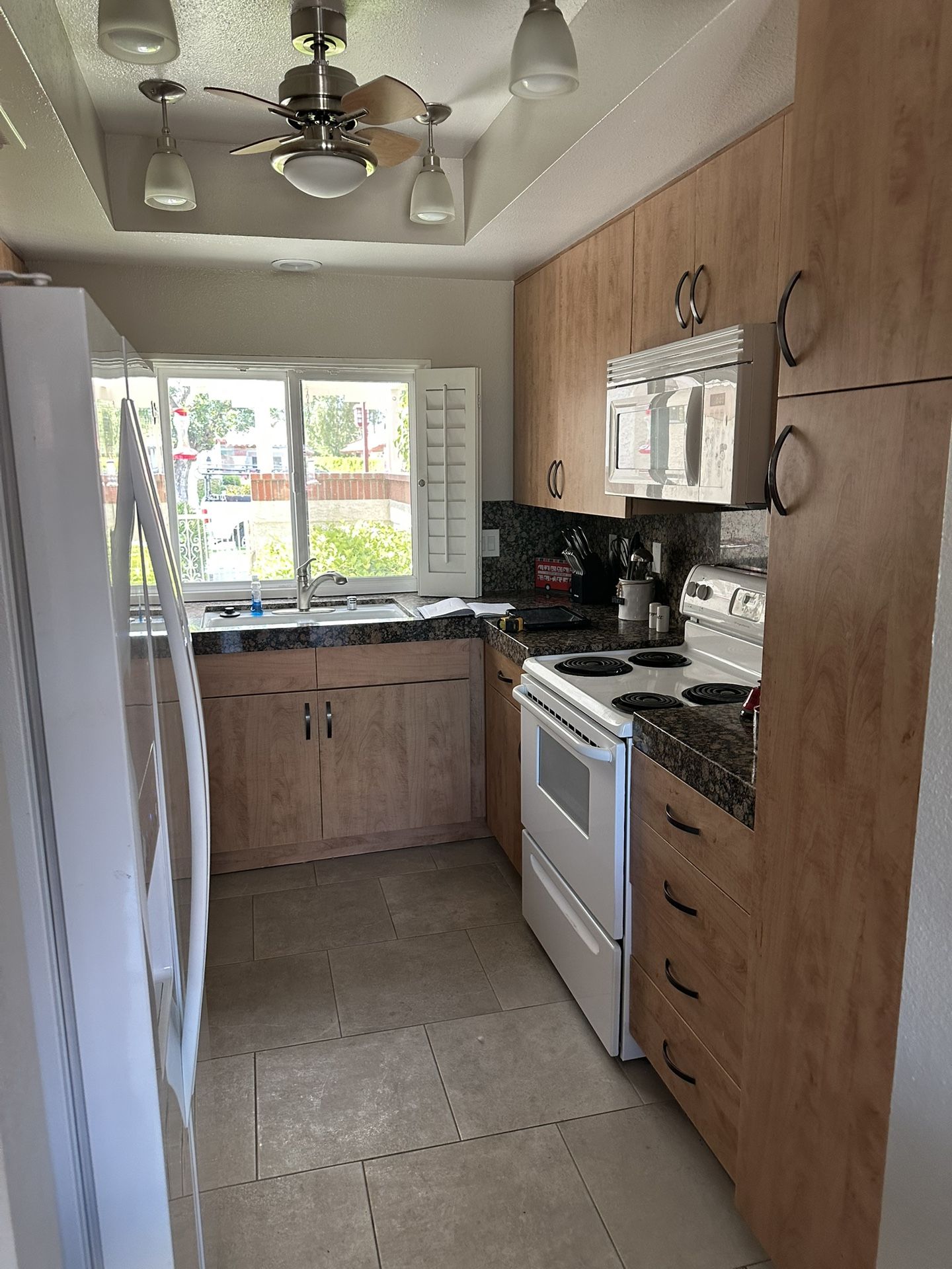 kitchen caninets and granite countertops