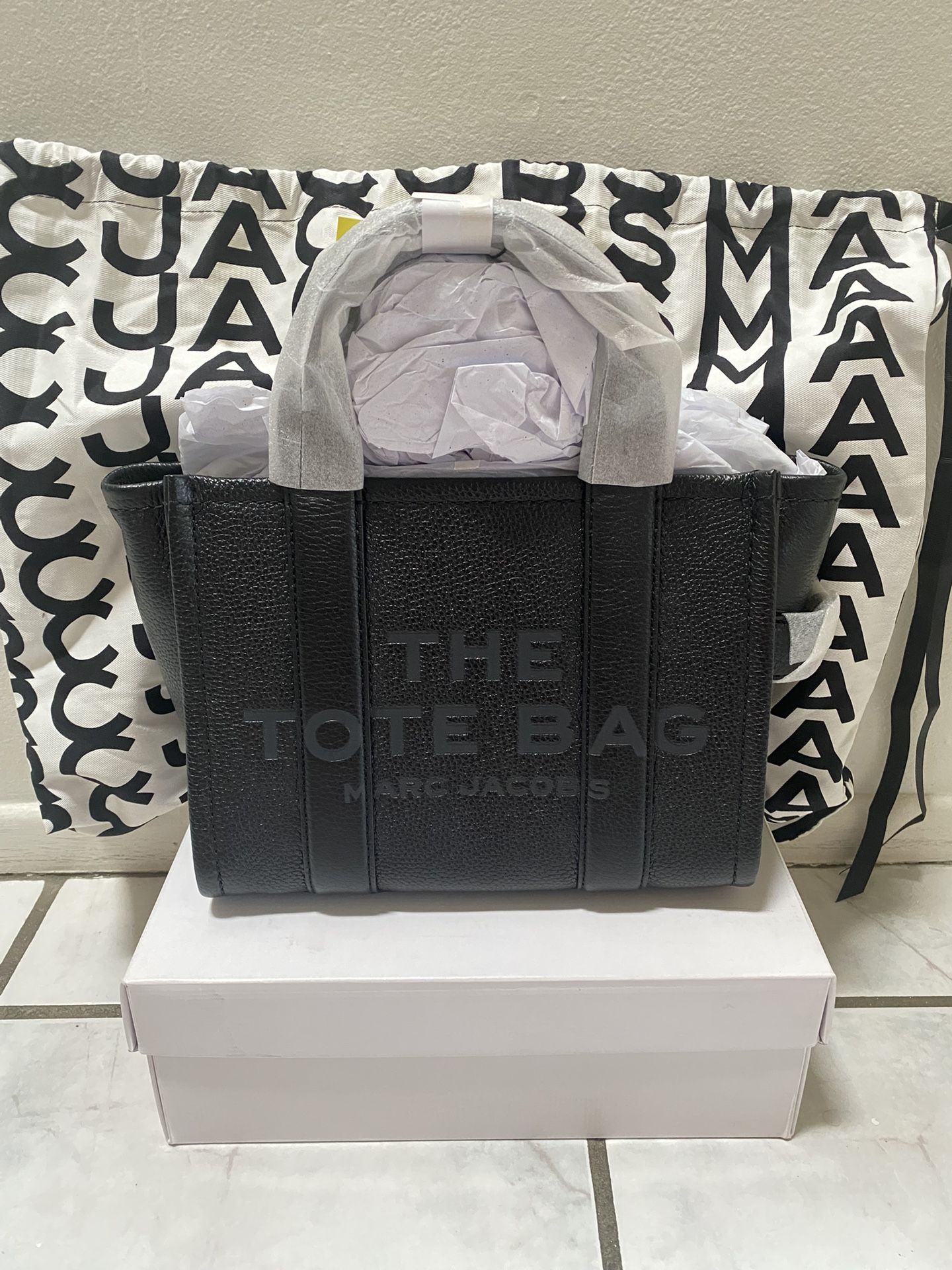 AUTHENTIC/ NEW MARC JACOBS SMALL BLACK LEATHER TOTE