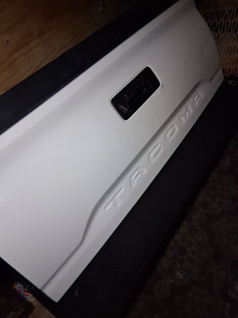 Tailgate Toyota Tacoma White