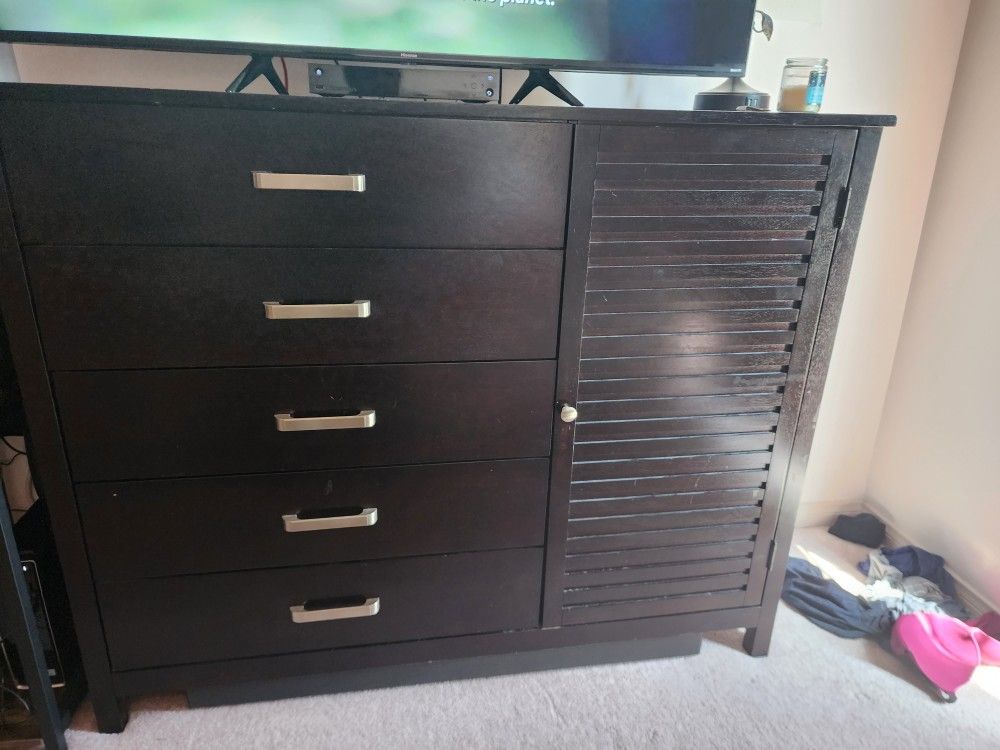 Gentleman's Dresser