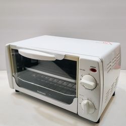 White 4 Slice Countertop Toaster Oven with Convection (Chefmate)

