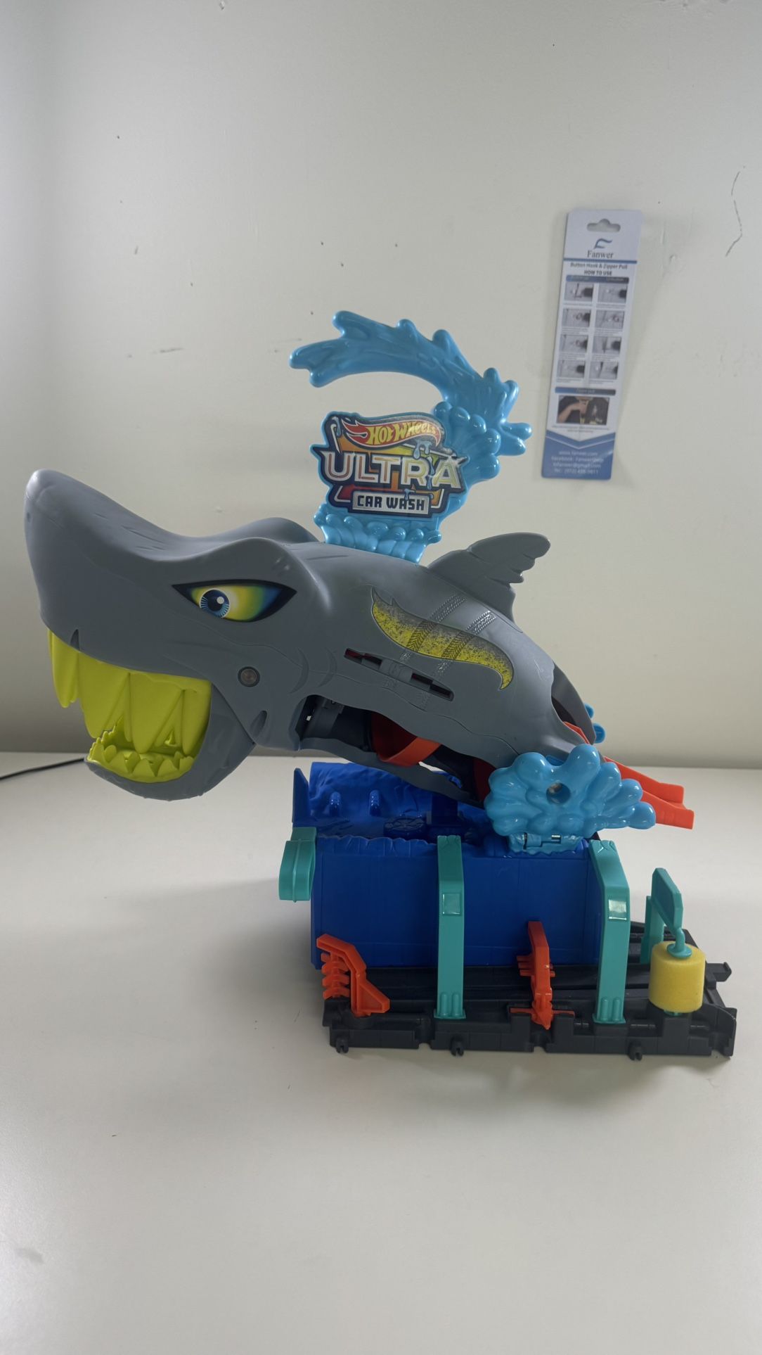 Hot Wheels City Ultra Shark Car Wash with Color Reveal