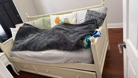 Twin XL Solid Wood Daybed with Trundle & Storage Drawers &250 OBO