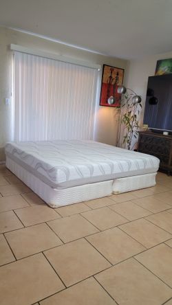 VERY NICE KING SIZE MEMORY FOAM MATTRESS AND BOXSPRINGS FOR SALE! IN GREAT CONDITION, FREE DELIVERY