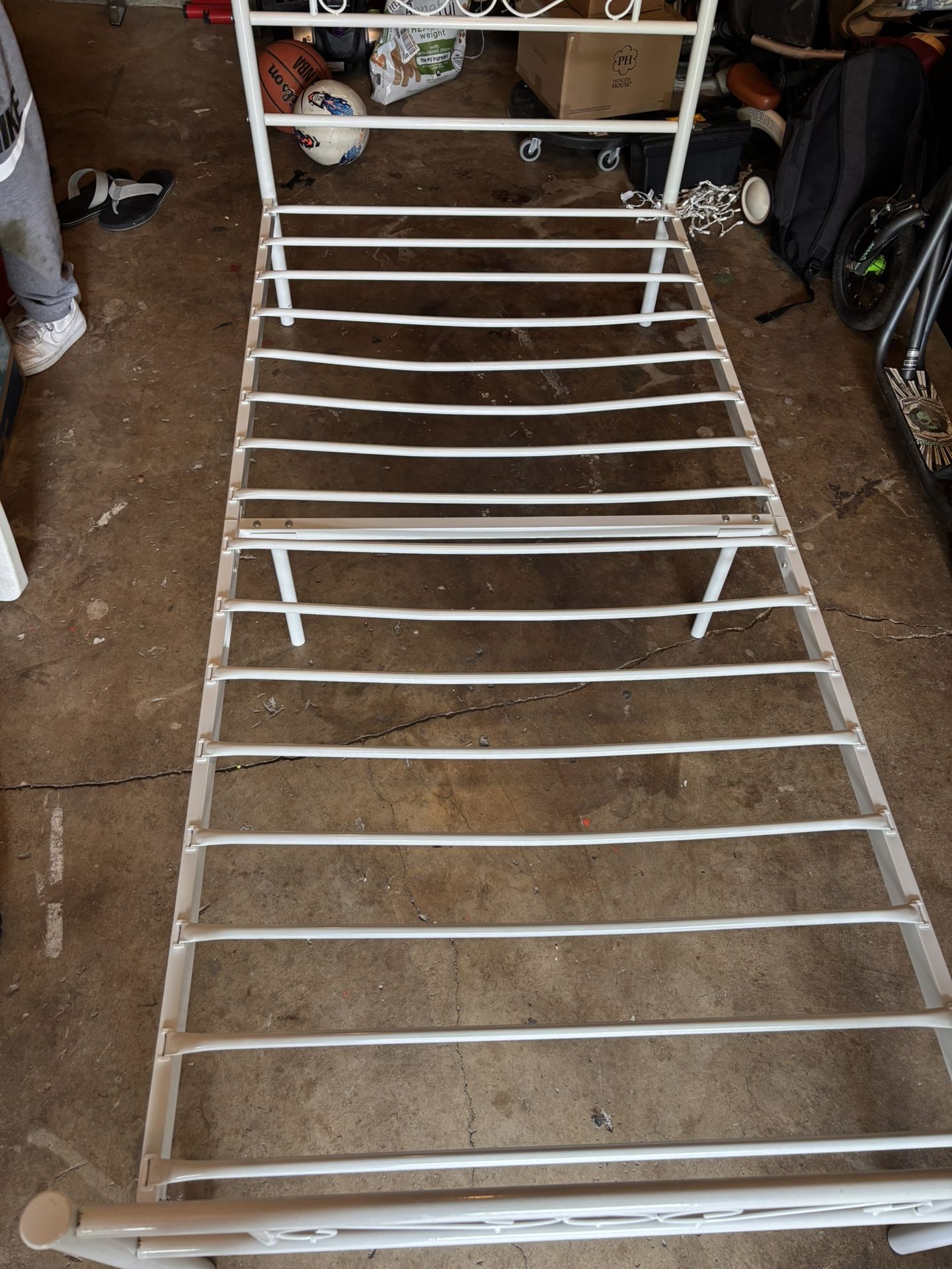 white twin bed