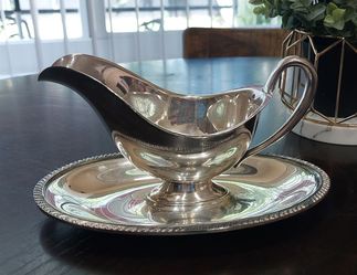 Vintage WM Rogers & Son "Avon" NO 3613  silverplate gravy boat with an attached underplate