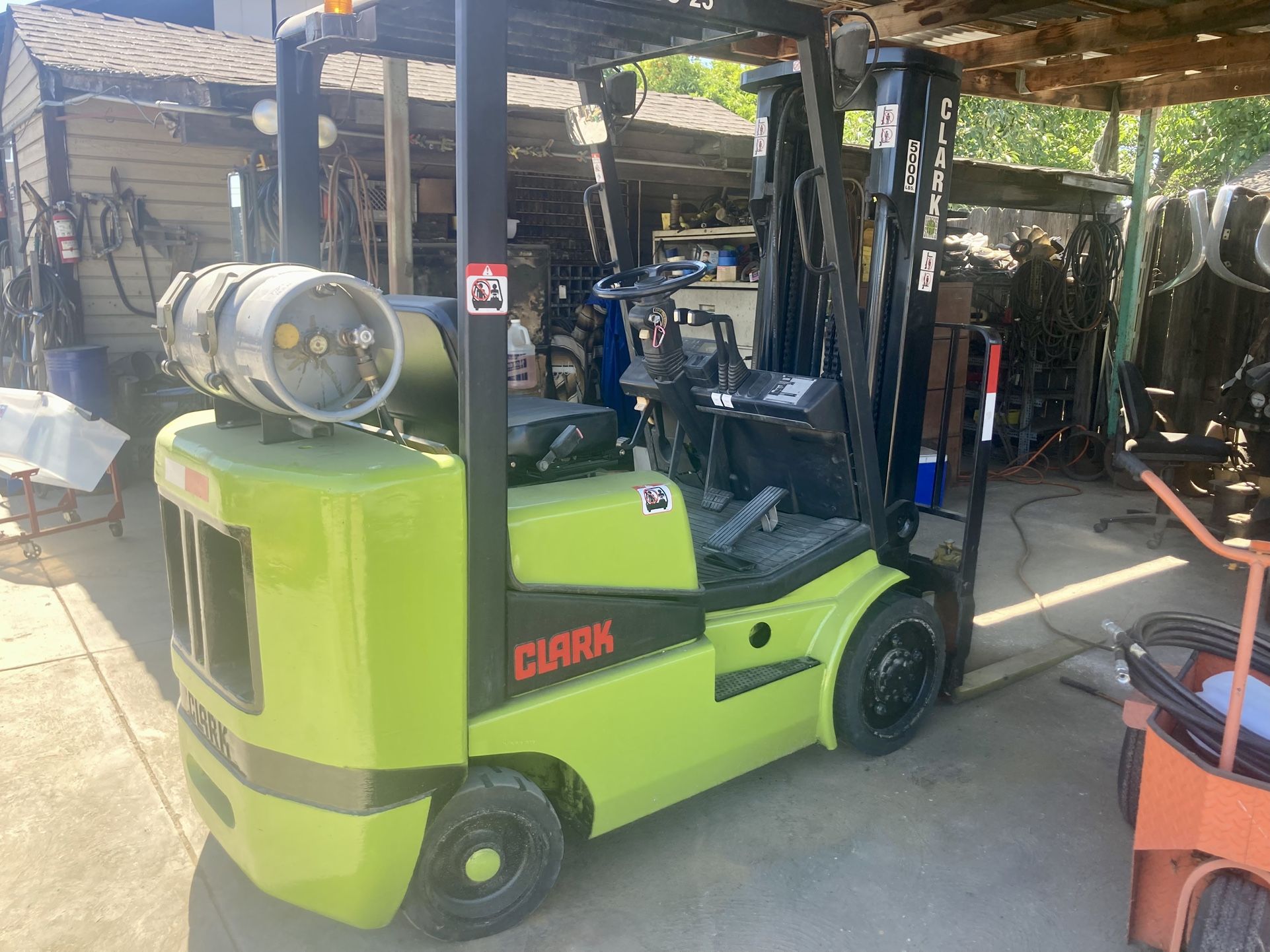Clark Forklift (read listing )