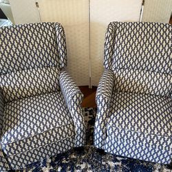 2 Beautiful Recliner Chairs In Excellent Condition 