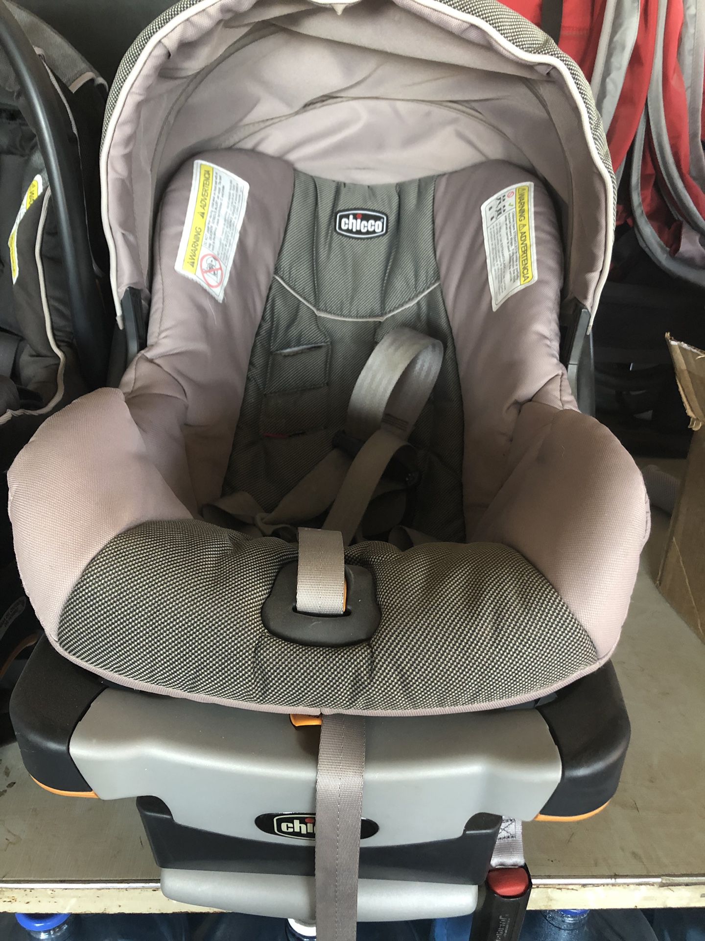 Chicco keyfit infant car seat with base (2)