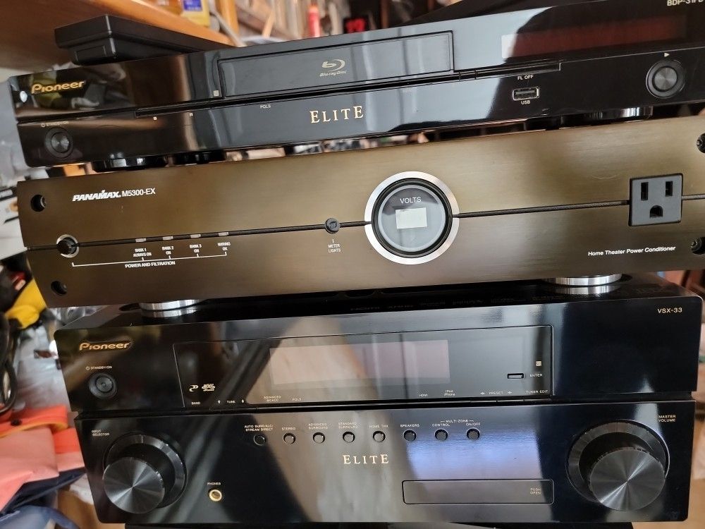 Pioneer Receiver. https://offerup.com/redirect/?o=Qmx1LXJheS5hbg== Power Conditioner Everything works.