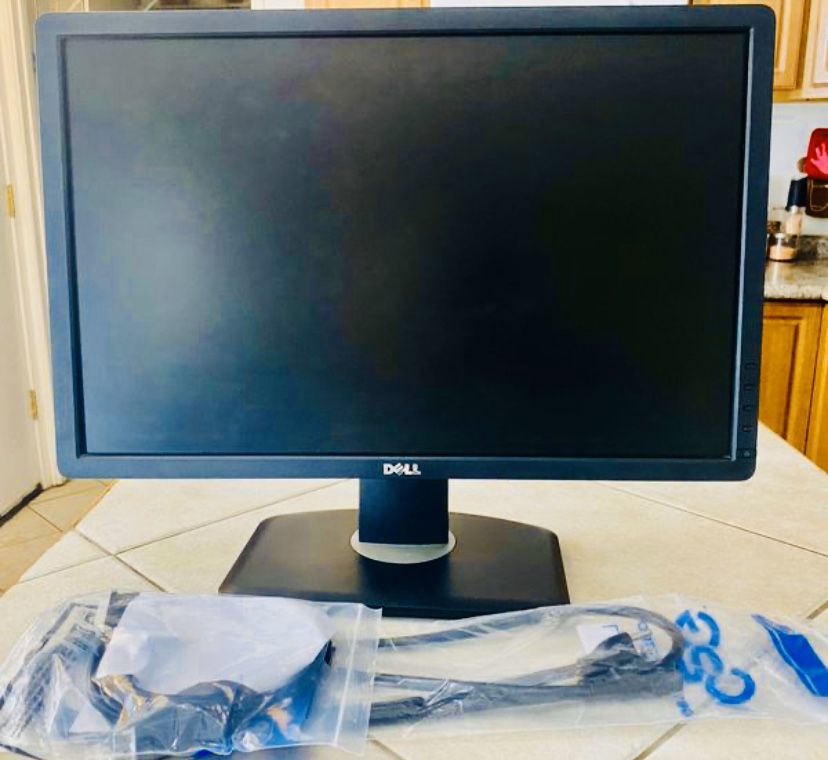 Dell P2213T 1680 x 1050 Resolution 22" WideScreen LCD Flat Panel Computer Monitor Display