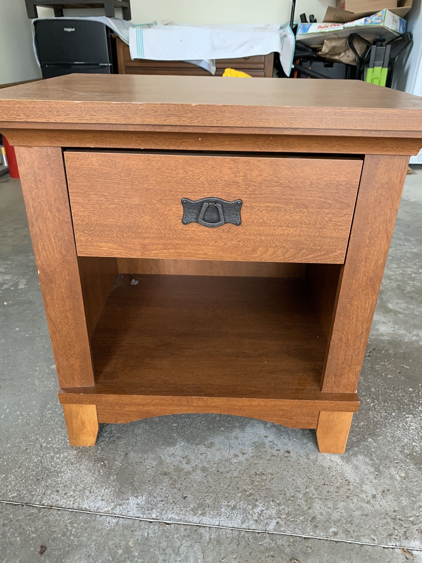 End table / night stand 25 w. 19.5 d. 26 h