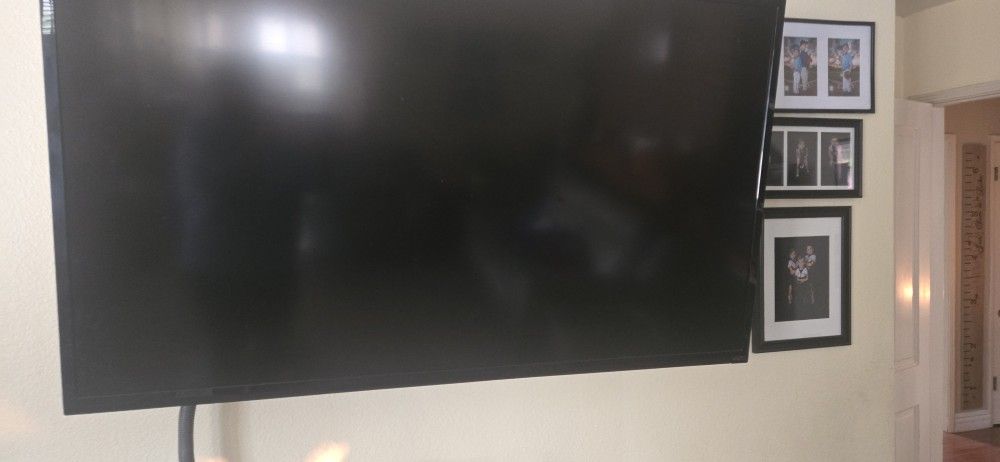 **60 Inch VIZIO TV $100