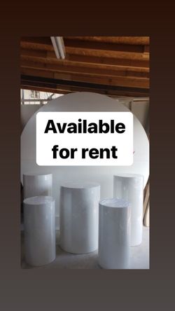 Round wood backdrop with plinths