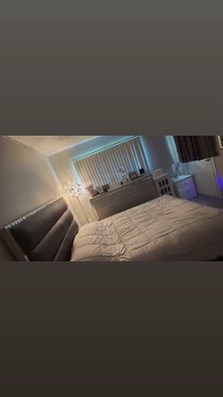 Queen size bedroom set in perfect condition !