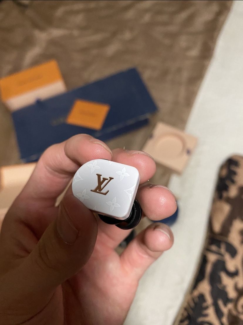 Louis Vuitton Horizon Earphones QAB140 Lime Yellow Wireless Bluetooth for  Sale in Long Beach, CA - OfferUp