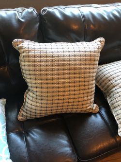2 decorative pillows